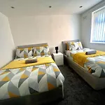 Modern 4 Bed - 10 Mins To Centre