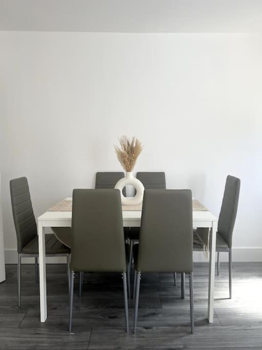 Modern 4 Bed - 10 Mins To Centre