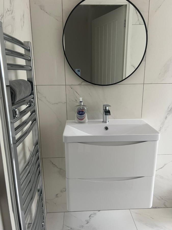 Modern 4 Bed - 10 Mins To Centre Holiday home *