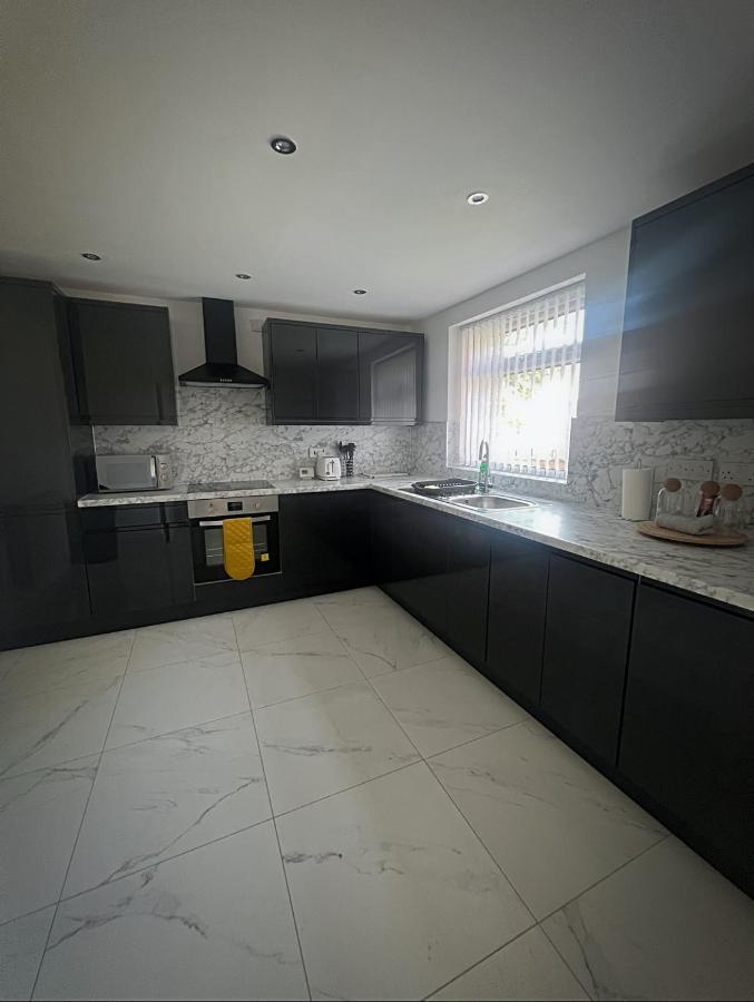 Modern 4 Bed - 10 Mins To Centre * Liverpool